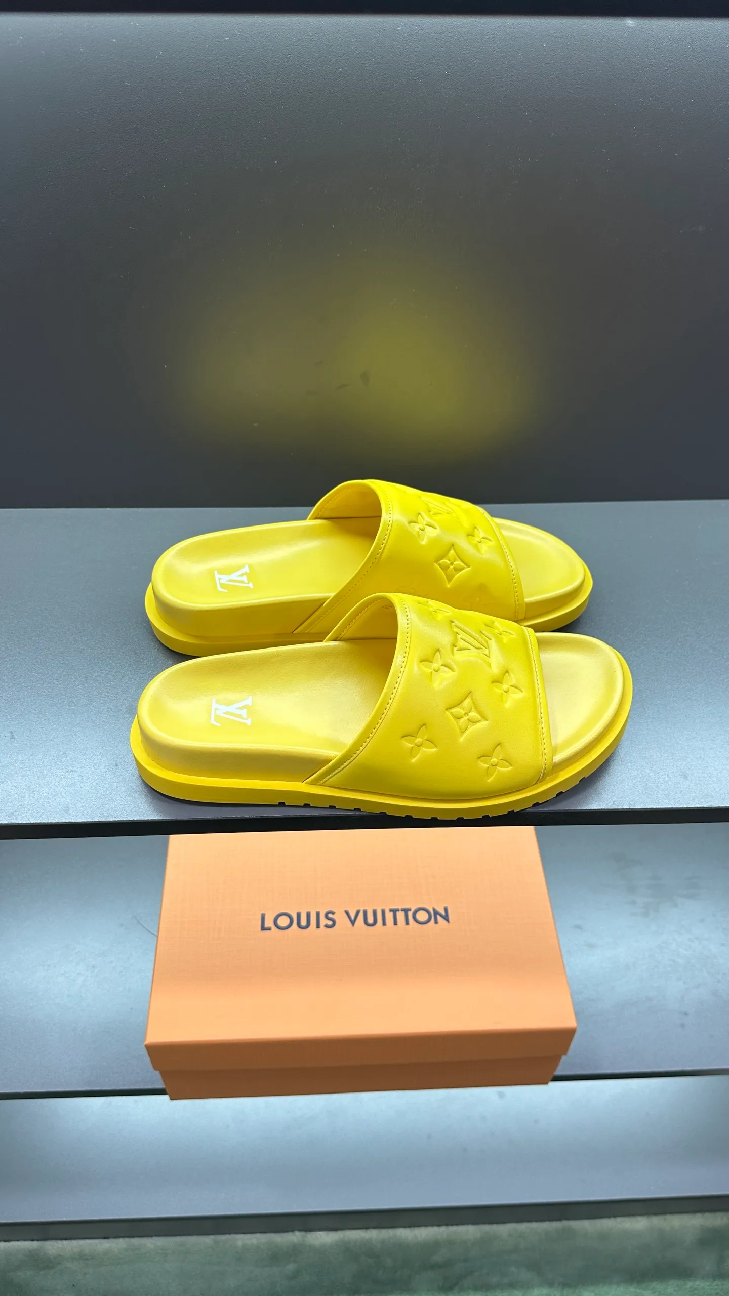 [L Home] P: 300💰Size: 38-45 Top purchasing lv men's summer slippers, classic presbyopia with soft real leather lining, unique color splicing effect, distinctive personality, fashionable and trendy essential style, light and comfortable. Lightweight and tough rubber insole, micro ridged foam outsole, super comfortable!